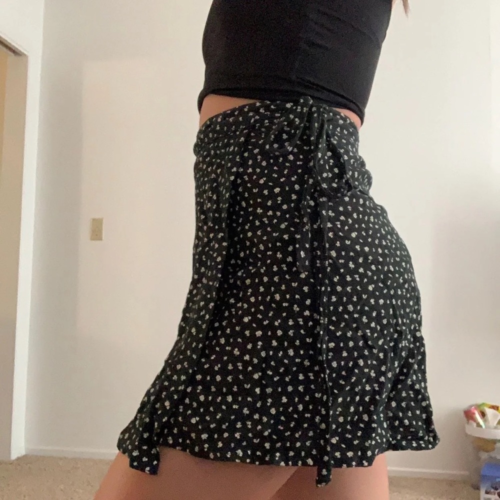 Brandy Melville Green Floral Wrap Skirt BRAND NEW WITH TAGS